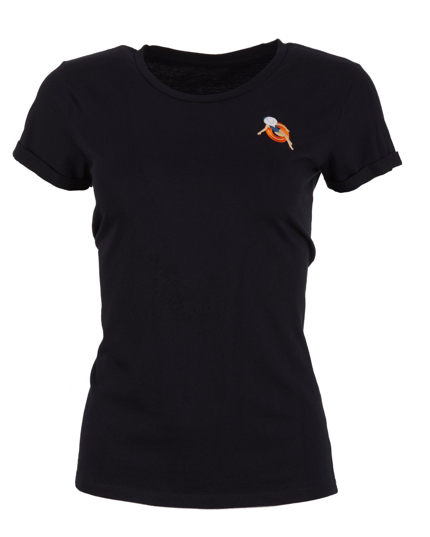 Granatowy t-shirt damski z krótkim rękawem, zaprezentowany na jasnym tle. Koszulka posiada mały, kolorowy haft komputerowy na piersi, przedstawiający kobietę w białym kapeluszu odpoczywającą na pomarańczowym kole ratunkowym.