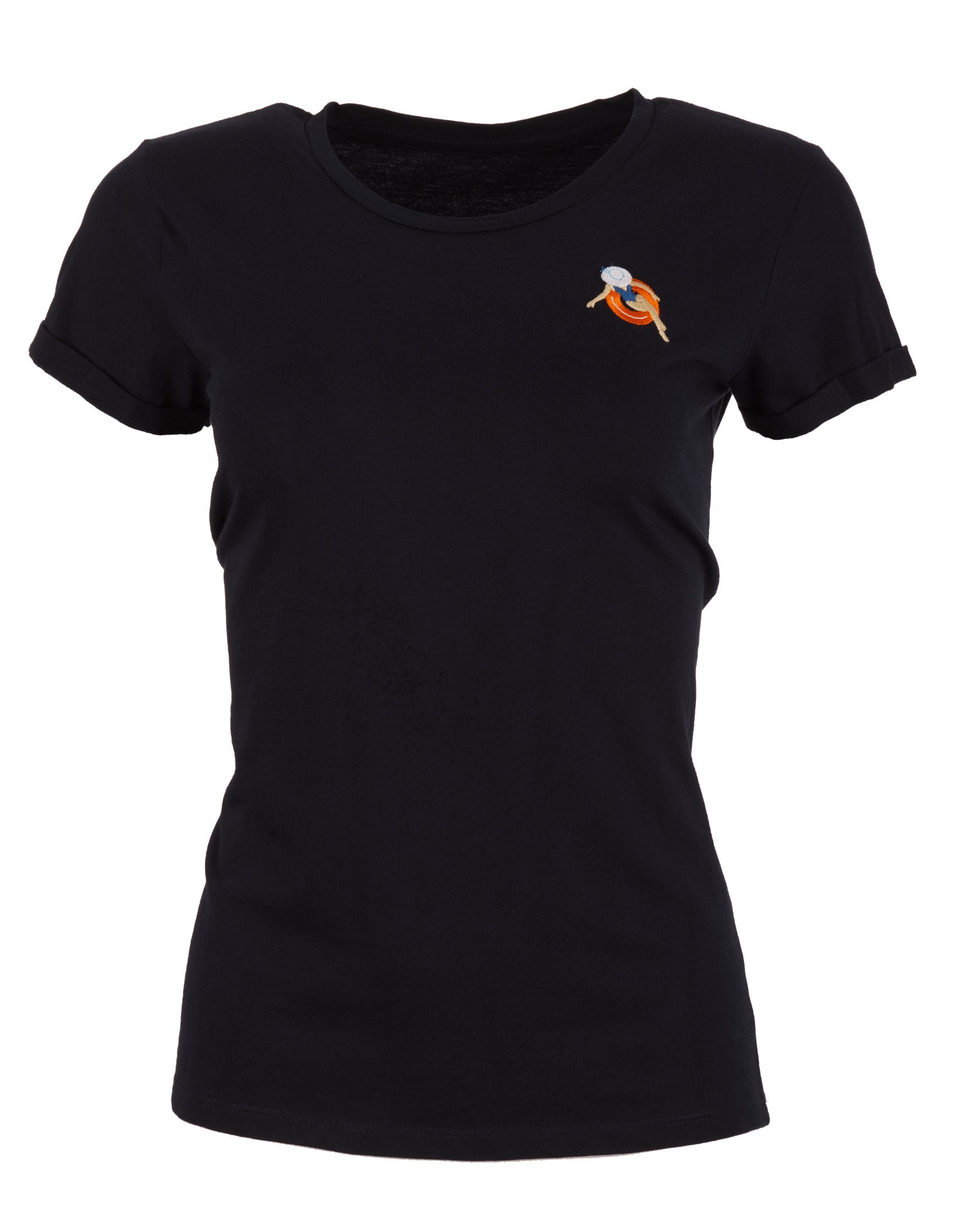 Granatowy t-shirt damski z krótkim rękawem, zaprezentowany na jasnym tle. Koszulka posiada mały, kolorowy haft komputerowy na piersi, przedstawiający kobietę w białym kapeluszu odpoczywającą na pomarańczowym kole ratunkowym.