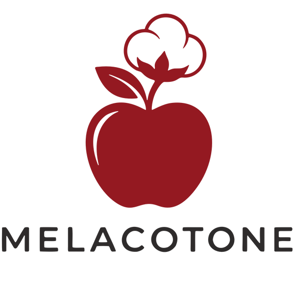 Oficjalne logo marki MELACOTONE przedstawiające czerwone jabłko połączone z kwiatem bawełny, z ciemnoszarym napisem MELACOTONE poniżej na białym tle.