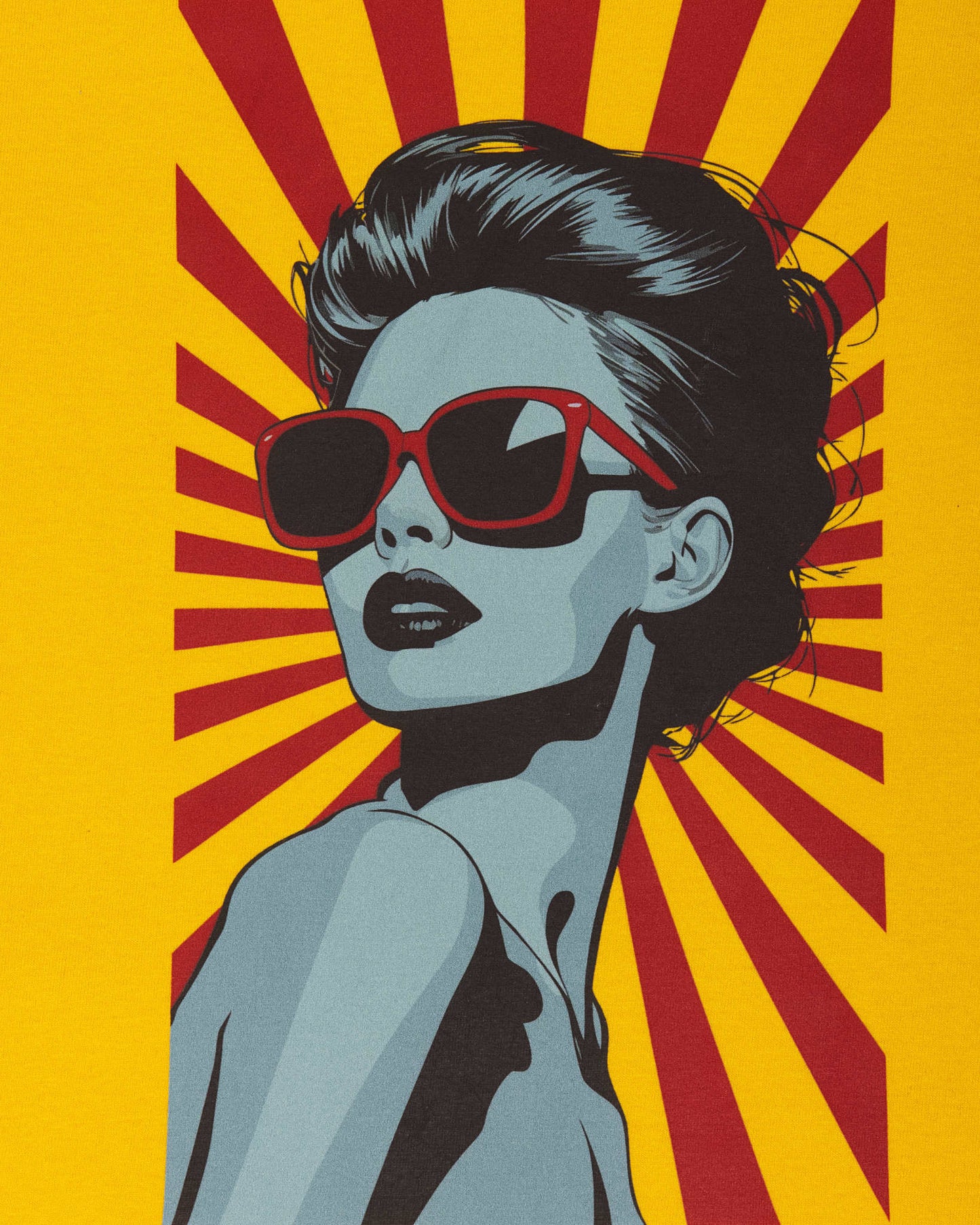 Ilustracja w stylu retro pop art przedstawiająca kobietę w okularach i z ciemnymi ustami, patrzącą przez ramię na tle dynamicznych, czerwonych i żółtych promieni. Motyw graficzny wykorzystany na odzieży MELACOTONE