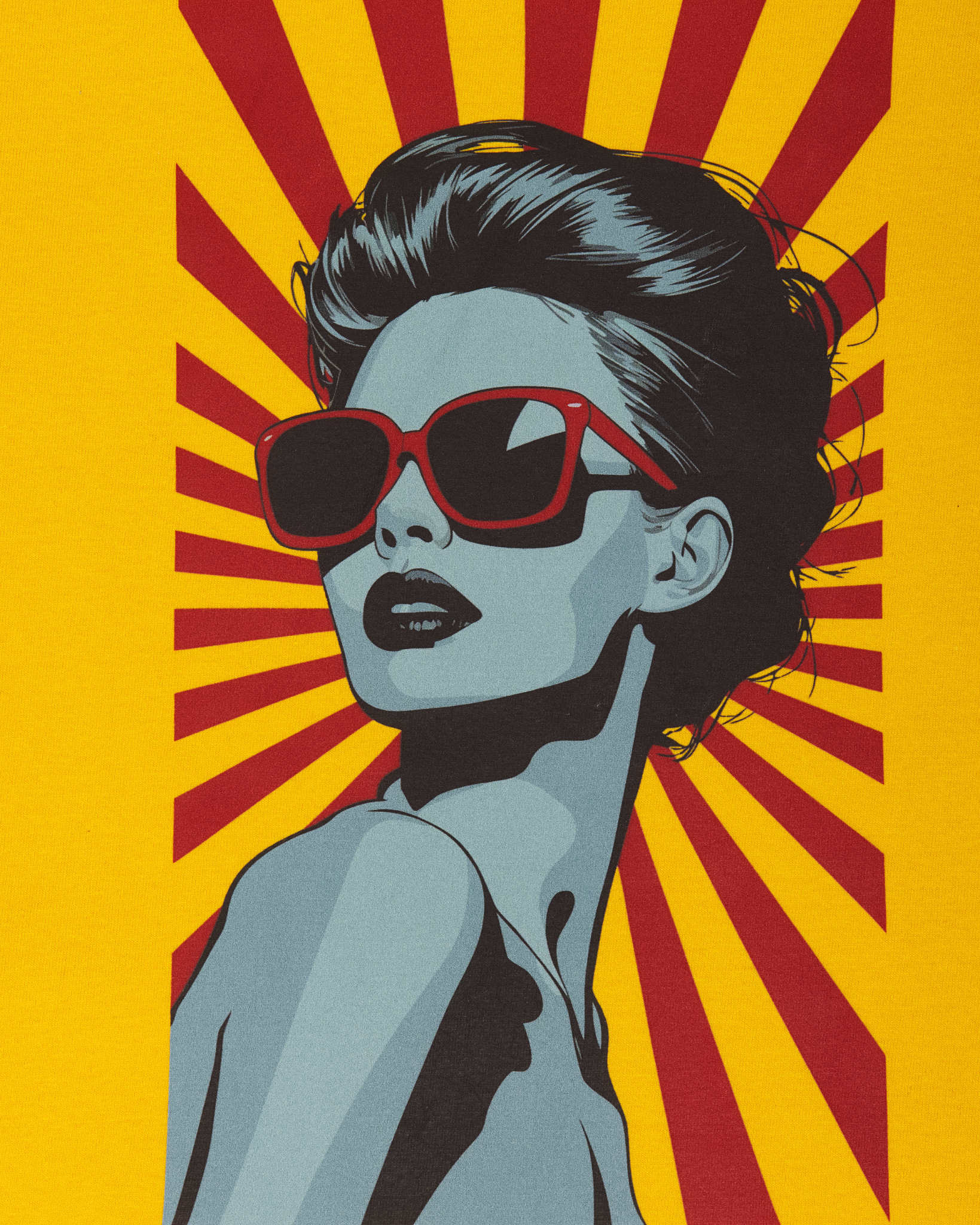 Ilustracja w stylu retro pop art przedstawiająca kobietę w okularach i z ciemnymi ustami, patrzącą przez ramię na tle dynamicznych, czerwonych i żółtych promieni. Motyw graficzny wykorzystany na odzieży MELACOTONE